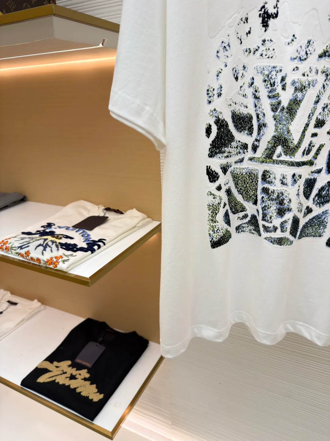 LOUIS VUITTON SKI ski foam flocked printed T-shirt short sleeves ●Original version: purchased and developed by 14029 ●Item number: 1681310-A15 ●Fabric: velvet fabric ●Technology: flocking production ●Color: white ●Version: fitted version ●Weight: about 275 grams ●Size: XS-S-M-L ●Description: Made of 60-count mercerized double-ply fabric with 1*1 Salona thread. After the garment is made, the fabric is fermented using a special washing process to prevent shrinkage and maintain the softness of the fabric. The front uses foam printing and a customized 1:1 trademark. The overall wiring is straight and delicate, the fabric is comfortable and soft, and the color is consistent without color difference. It can be matched with the same style to create a fashionable look and control various occasions. Customized accessories, complete with three standards, same style for men and women!